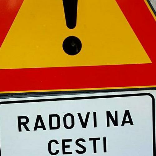 Fotografija znaka upozorenja na radove na cesti